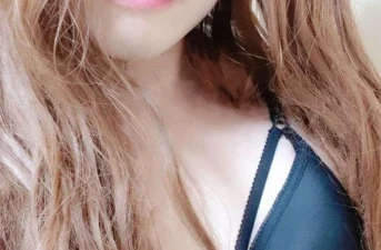 Belle transsexuelle de Poitiers disponible pour une rencontre discrète avec un homme TTBM