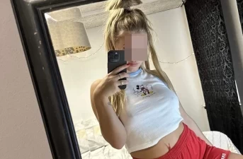 Jeune blonde shemale sodomisatrice avec une grosse queue de Cergy