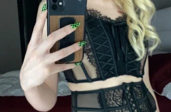 Plan sexe jeune transsexuelle gothique soumise nantaise en lingerie